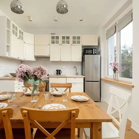 Pawlowa Stylish With Balcony & Office By Renters Appartement